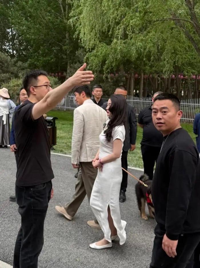 霍思燕和老公杜江在北京一起外出遛狗，她穿着一身旗袍，留着一头妩媚的长卷发，化着精
