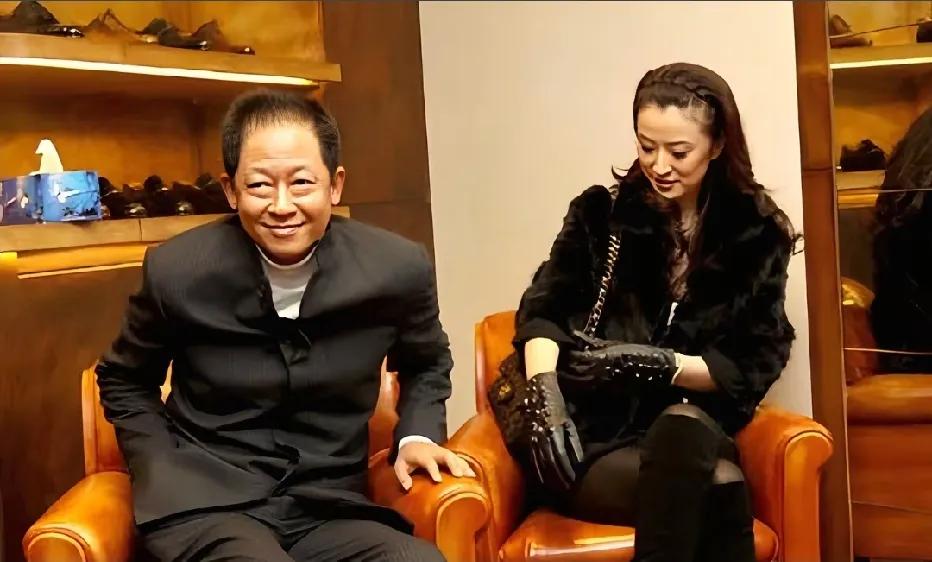 王志文与妻子陈坚红现身一高档皮鞋店时的留影，王志文是圈内公认的实力派戏骨，凭借细