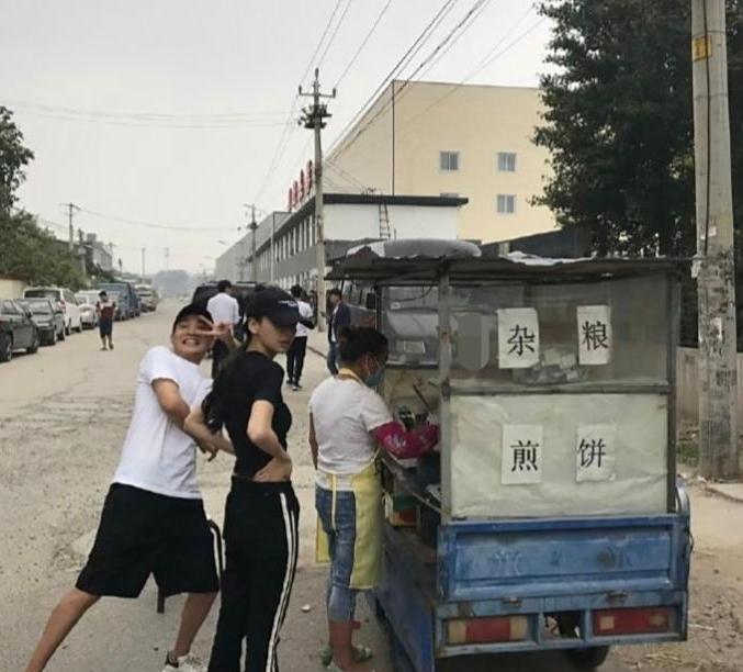 anglebaby杨颖在山西农村街头买煎饼果子，她的身材很高挑，打扮接地气，外形