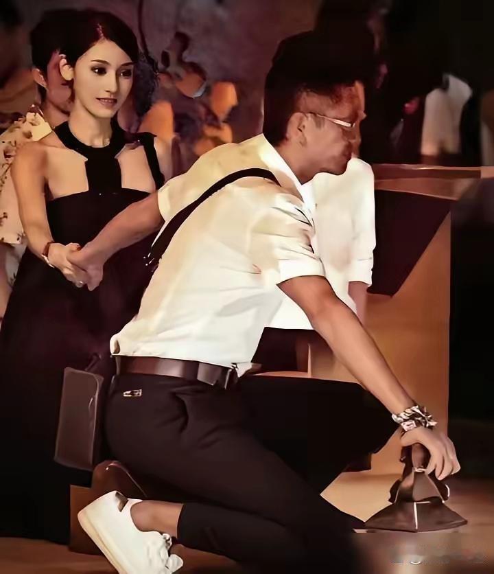 深夜的电话打给一个卧病在床的人。一连串的脏话。最后一句是，你怎么还不去死。