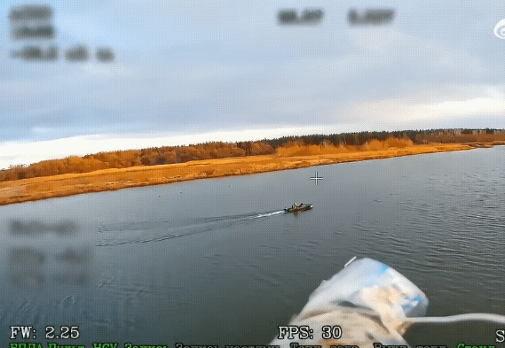 俄军好仁慈？无人机发现一艘快艇正在湖中行驶，俄无人机迅速朝着快艇发起攻击！飞