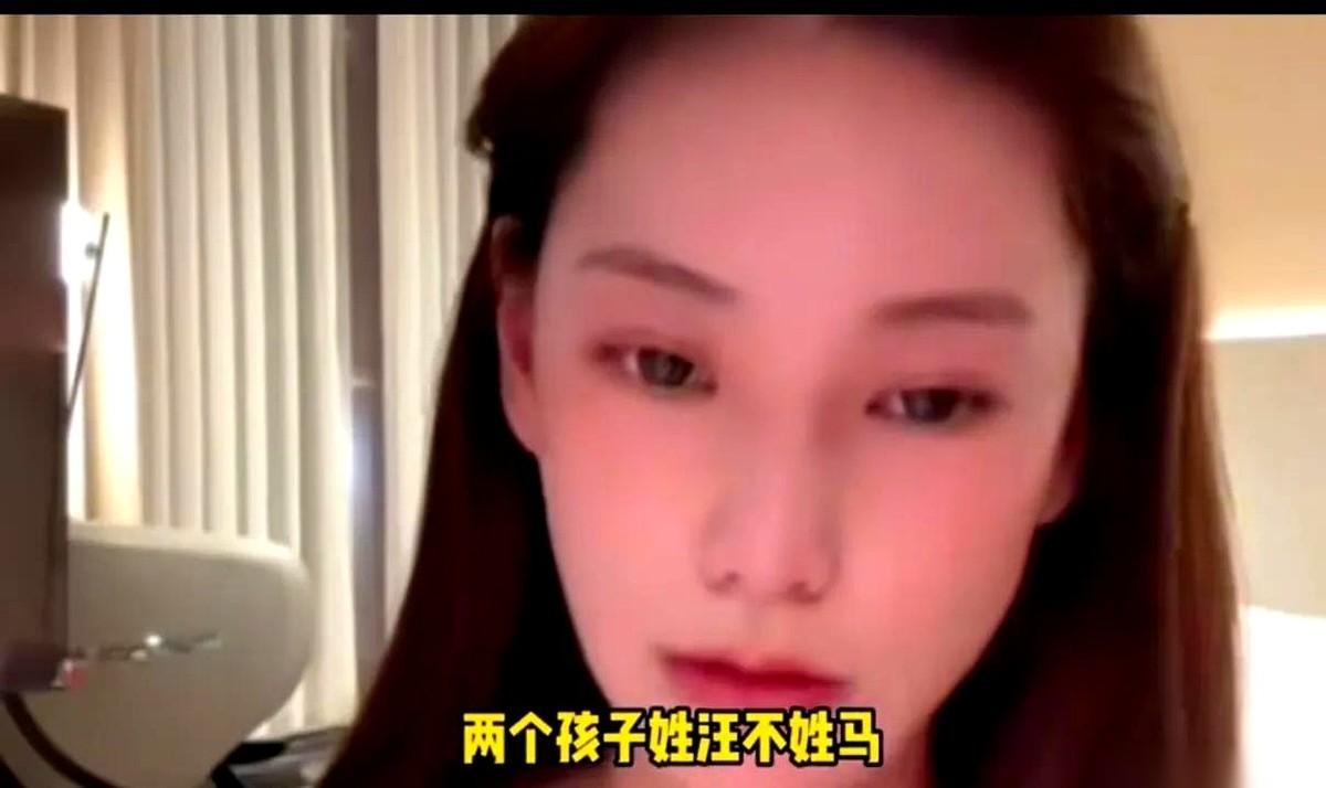 马筱梅那头，算是彻底不演了。直播间里，一条评论慢悠悠飘过去，问她汪小菲那俩孩子