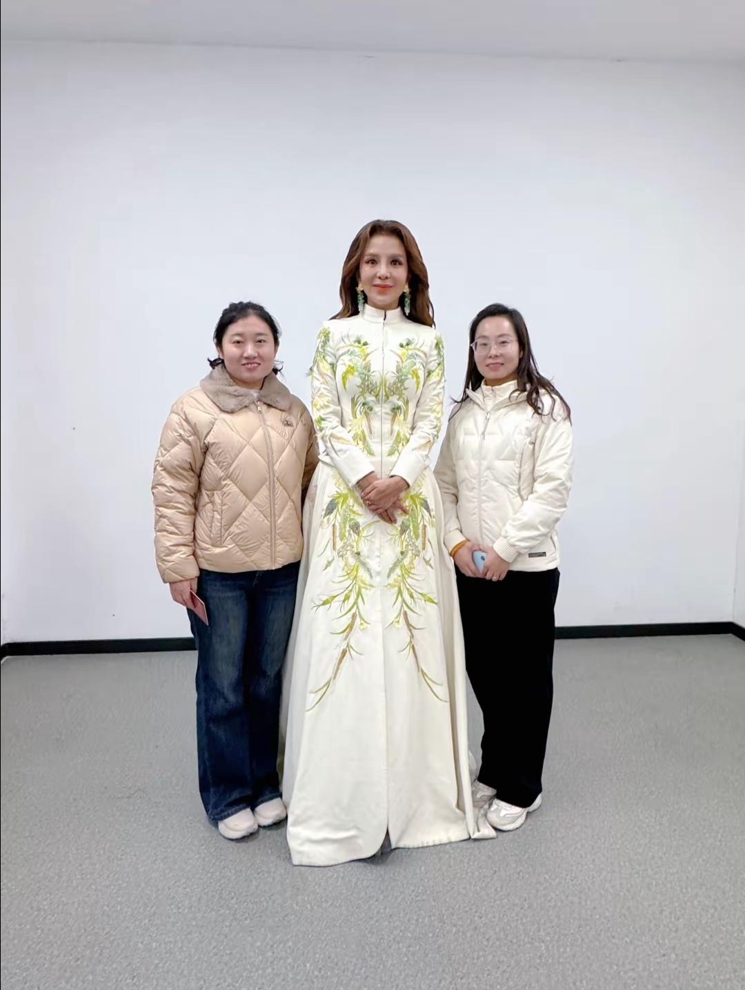 朱迅现身山西，来这里主持节目了，上台主持的造型很美，还是那么会穿衣服。朱迅穿