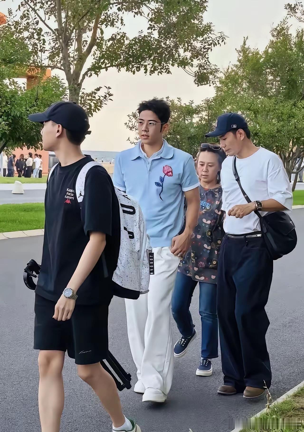 郭涛这儿子营销做了很久了还是那样，吃不了那碗饭就别吃了，没啥意思，现在娱乐圈跟本