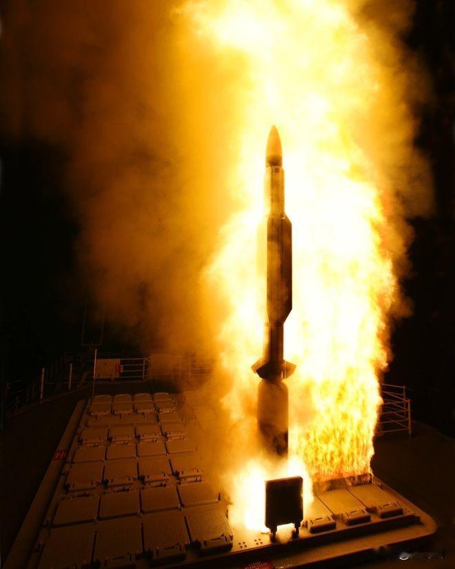 -15反舰导弹：海上打击利器鹰击-15是中国研发的超音速反舰导弹，特点