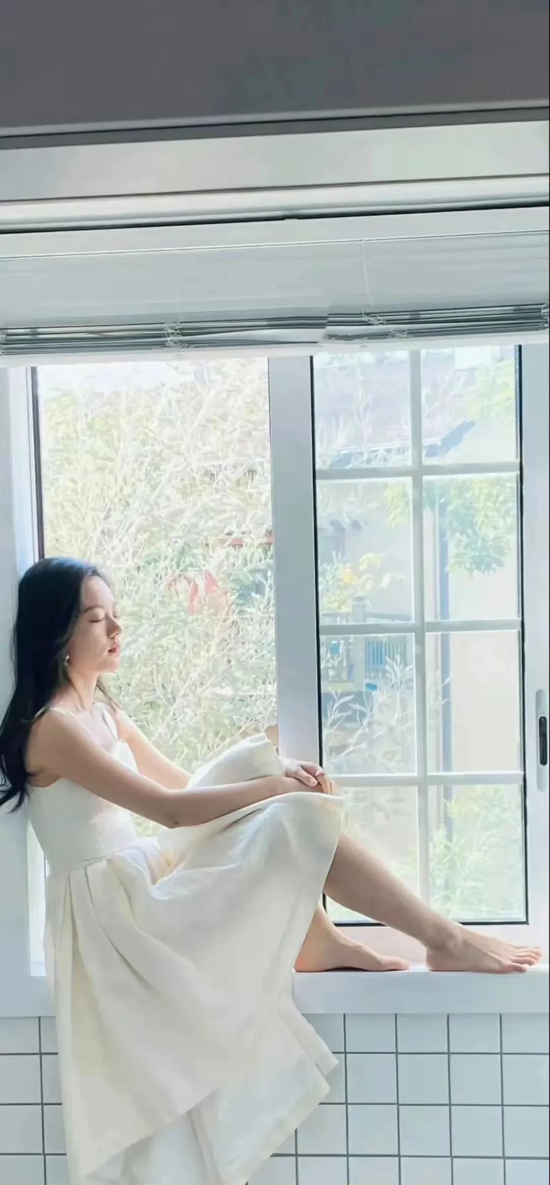 赵今麦又美出了新高度，宛如一位纯真的美少女，光着脚丫与大地亲密接触。不得不说，这