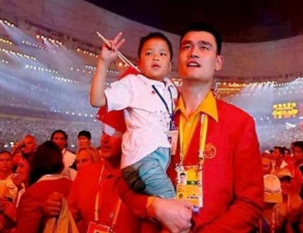 2008年，北京奥运开幕式上，张艺谋盯着镜头，发现中国队只有姚明一个人举着红旗在