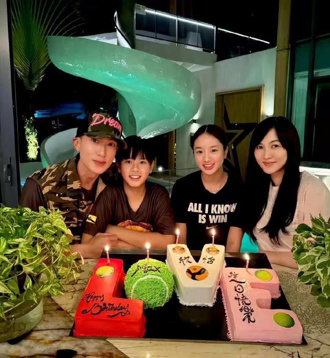 吴尊女儿NeiNei的恋爱传闻最近引发热议。15岁的NeiNei今年两次被曝恋爱