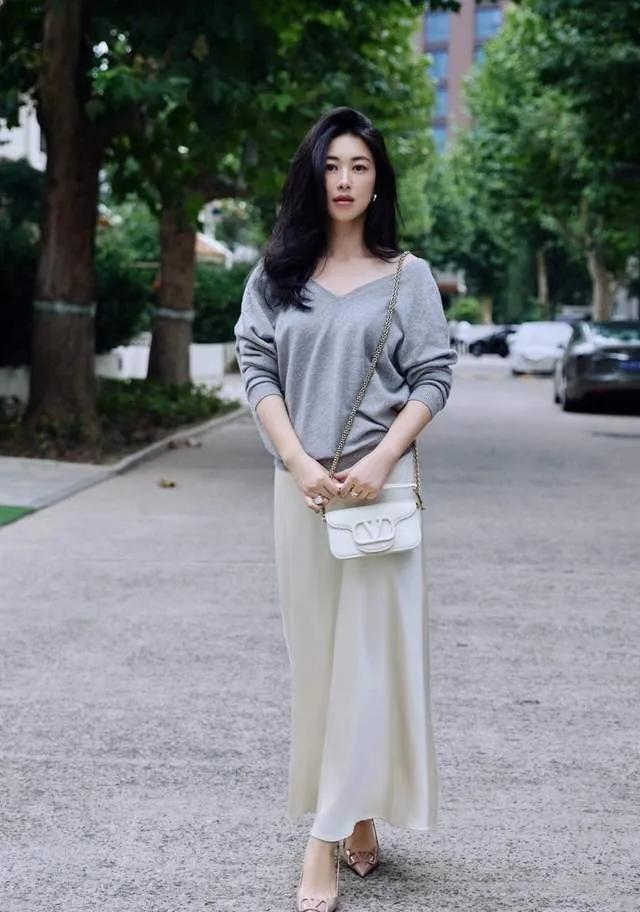 谁能拒绝朱珠这套秋日穿搭！真的太有女人味了👍灰色宽松毛衣，搭配顺滑缎面长