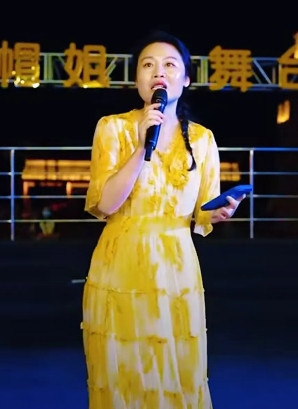 李玉刚我要给你生孩子！这是己当奶奶的草帽姐，在李玉刚演出现场喊出的话。近日，