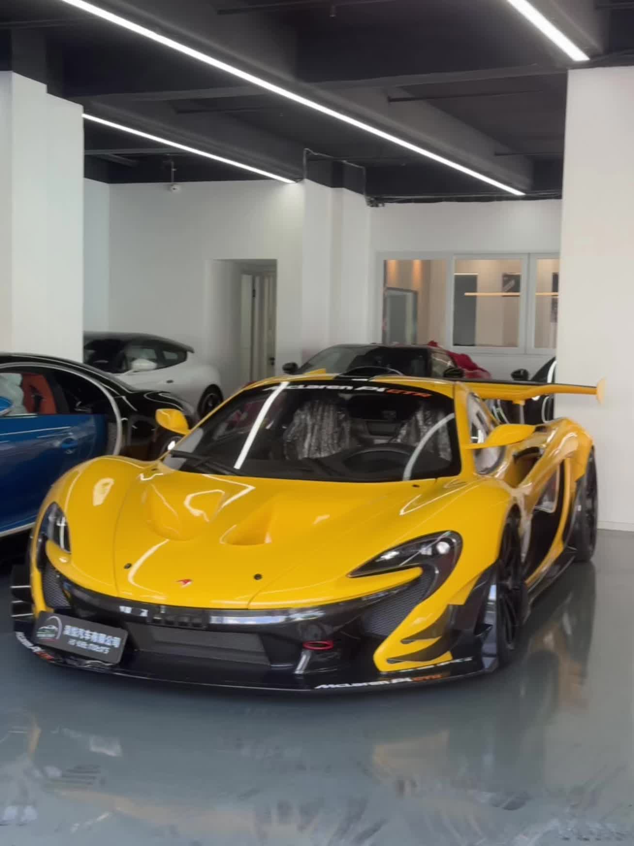 路过澳门一个车行竟然偶遇一台迈凯伦P1 GTR！这大尾翼太帅了
