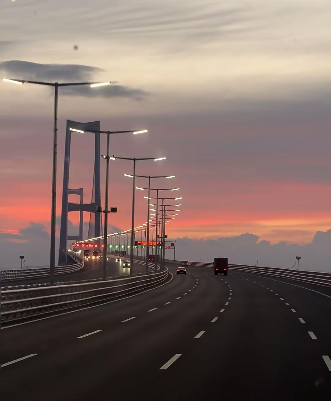 山东姑娘这碗胡辣汤，浇得太解气了！平时安静到没存在感，却在两百多人的食堂，把热汤