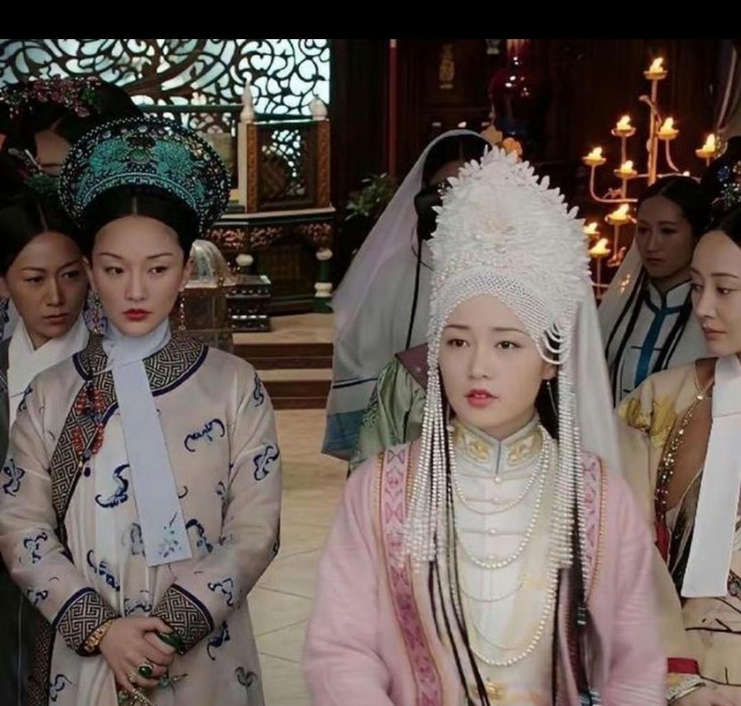 虽然李沁当时是个小配角，但是这身服饰造型还是让女主羡慕的不行！你看看女主那眼神