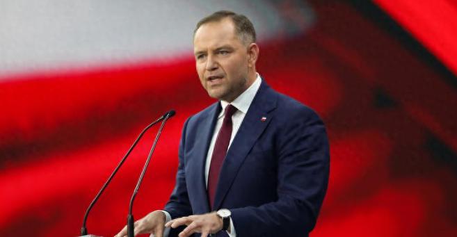 波兰最近彻底没了章法，总统和总理公开撕破脸互怼，把国家内部矛盾闹得人尽皆知，连老