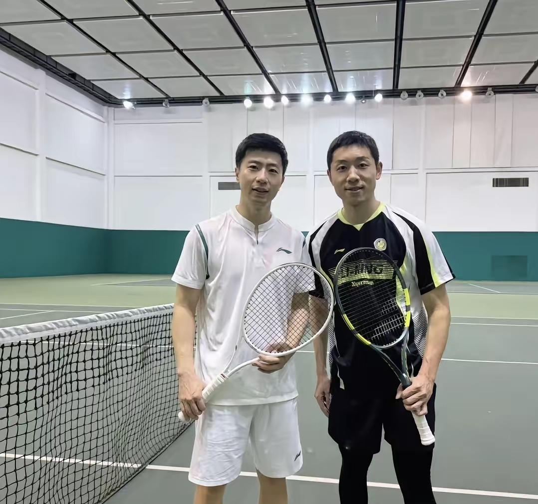 马龙和许昕退役后，全世界都在喊，让他俩回来当教练，结果两人理都没理，转头去打网球