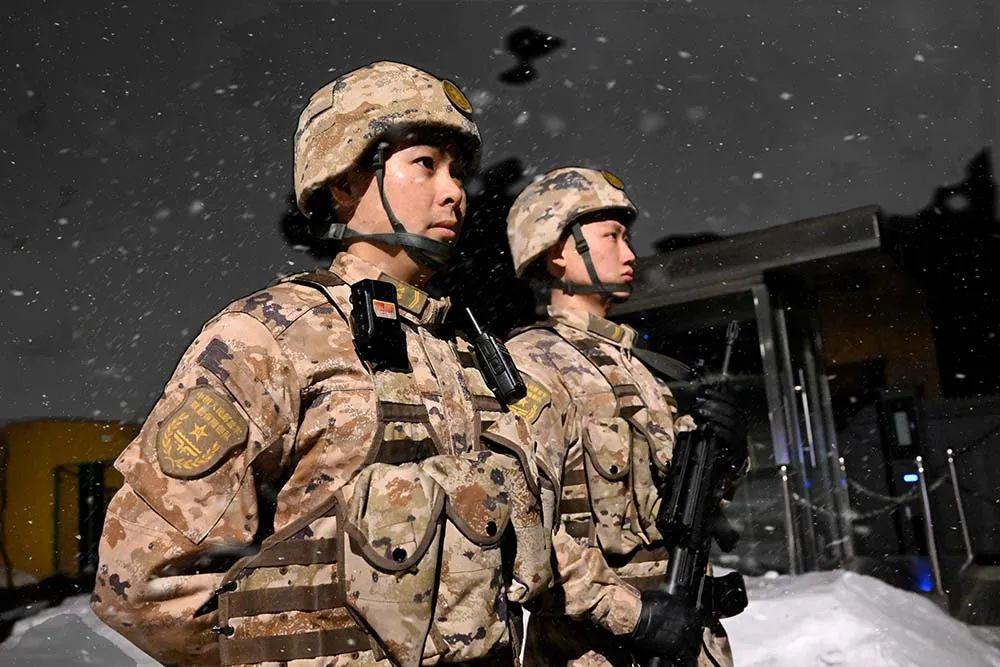 哨兵能随便开枪吗？这么说吧，在部队里，跟班长开开玩笑没关系，跟连长勾肩搭背也行也