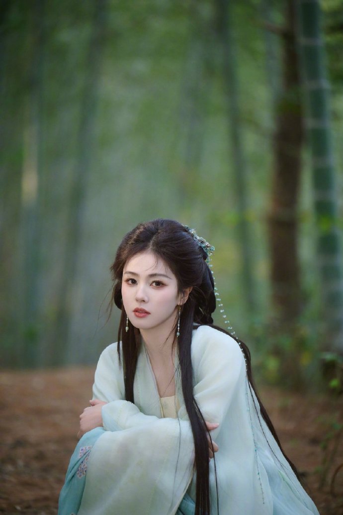 白鹿竹林古风太美了吧！让人梦回《临江仙》了，一袭青衣配上竹林氛围拉满了，好期待呀
