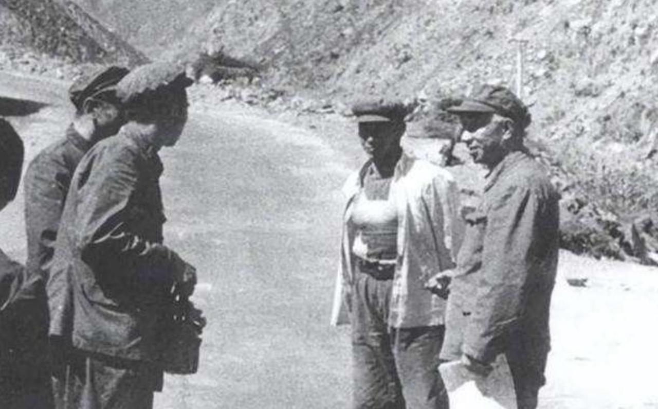 1950年，解放战争最后一战即将打响，准备渡过海峡，一举端了反动派老巢。负责指挥