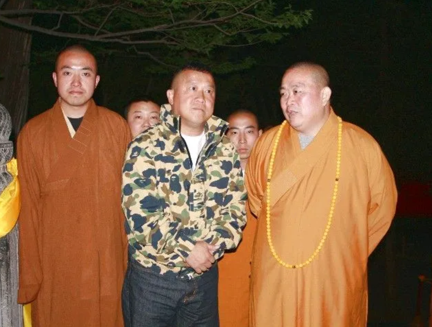 释永信和曾志伟的一张合影，曾志伟精神气十足。站在曾志伟身旁的和尚有点帅气，不知他