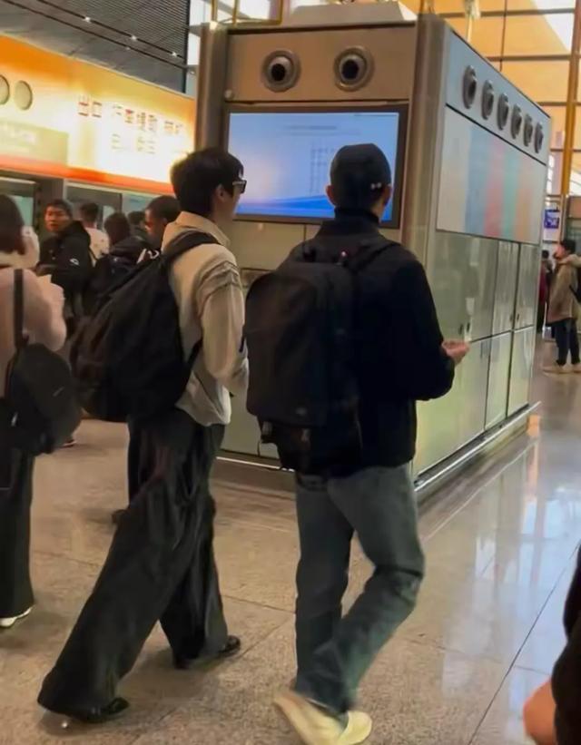54岁张智霖同框19岁儿子，父子变兄弟引围观，这才是顶级保养秘诀！求秘诀！