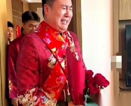 一个大男人，推开门看见自己媳妇儿，'哇'的一声就哭了。哭得跟个孩子一样，站都站