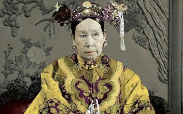 李莲英姐姐隐瞒真相,大清灭亡后才敢说:慈禧其实并非病死的。慈禧跟光绪在同一天离世