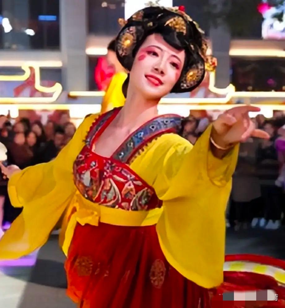 西安大唐不夜城那位曾经刷屏全网的不倒翁小姐姐，这回是真的不摇了！消息传出来之后，