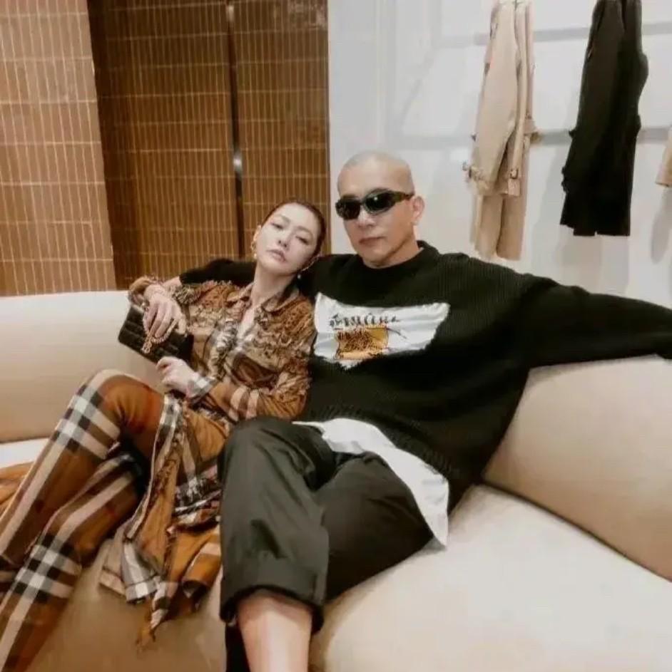 我百思不得其解，湾湾妹妹为何如此干涉姐姐的婚姻？这种近乎疯狂的介入，让我这个