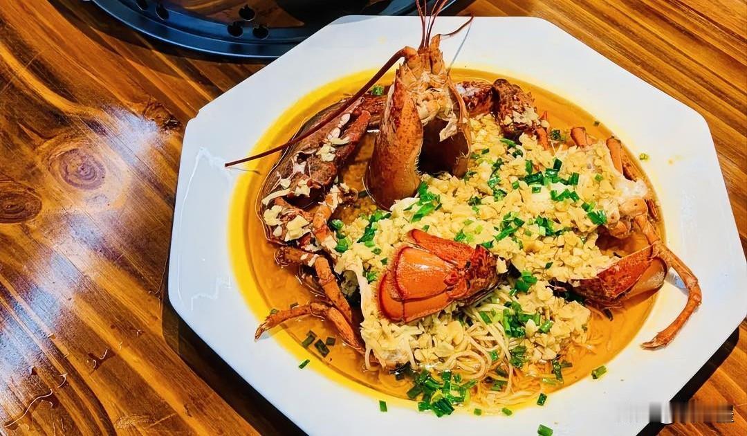 啥？刚看到南京大学食堂卖帝王蟹，咋就给下架了呢？我觉着真没必要下架，4斤重的