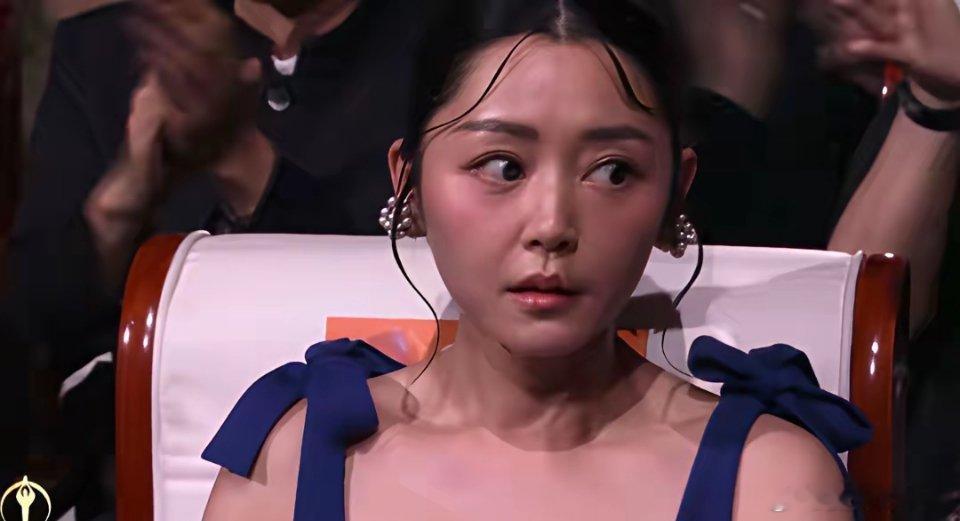 卫诗雅拿到影后，很多人扒出了她27800元一条的蓝色连衣裙，一双11900元一双