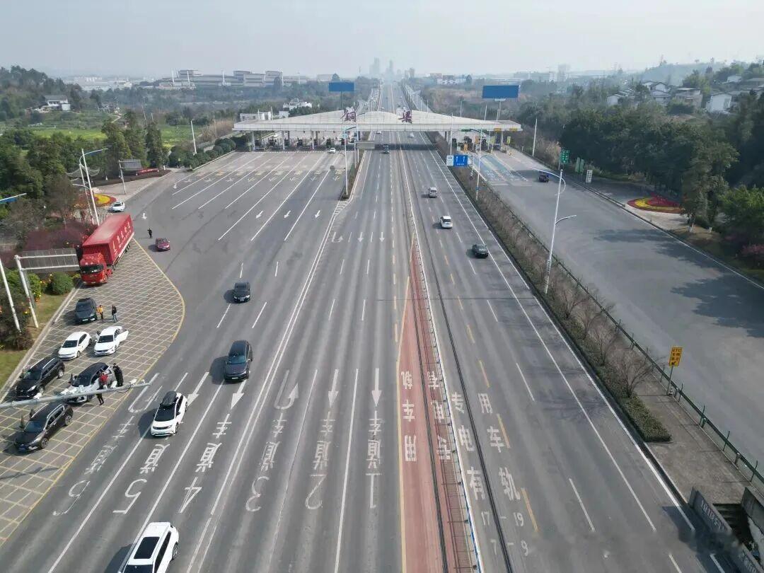 这应该是重庆最长最直的一条主干道了吧？看到网友分享了一组重庆最美公路的照片，