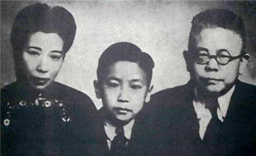 1950年，傅斯年去世前的夜晚，他在小书房写作，妻子俞大彩为他缝补破袜。俞大彩催