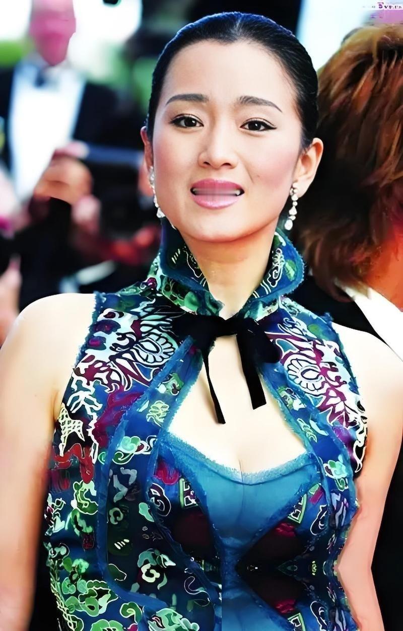 每次看到巩俐的新动态，都让人忍不住感叹：这个女人简直是个谜。前阵子她在国外和老