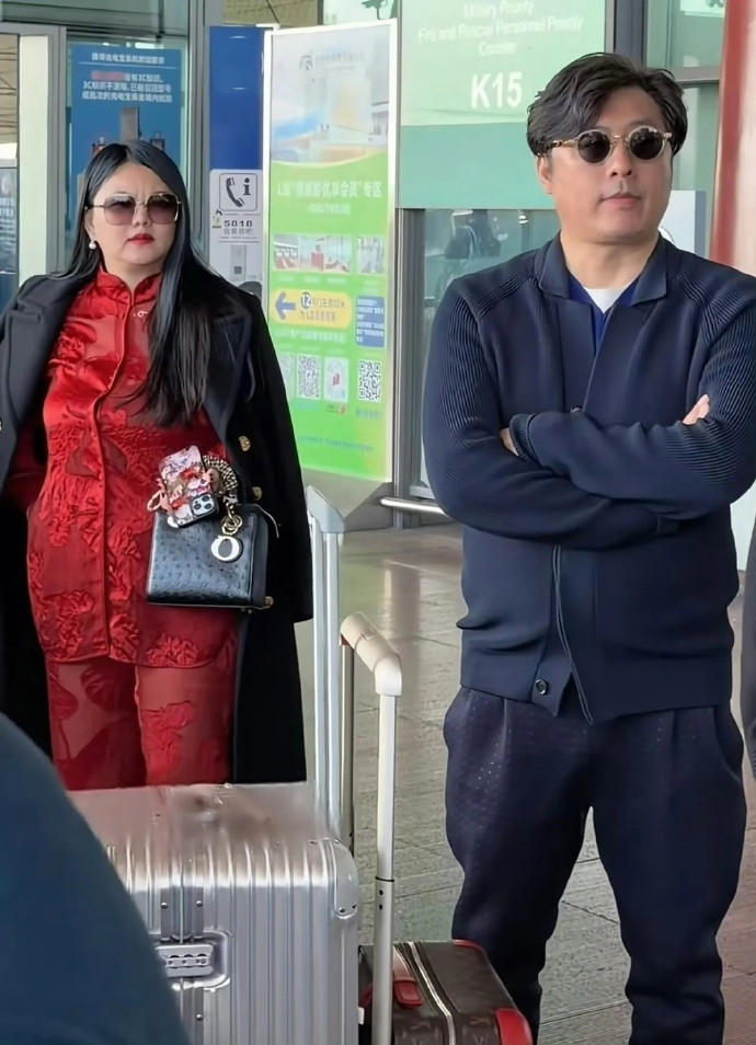 李湘现在已经不能说是富态美了吧。。。跟以前真的天差地别，现在他们全家最瘦的恐怕