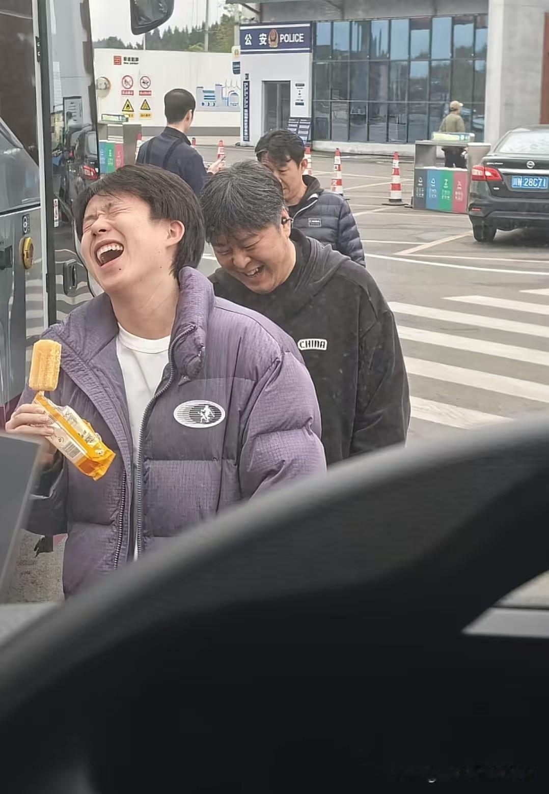 我想知道王楚钦吃这个，师傅不带管的吗？成都阴天，真的挺冷的，穿着羽绒服还吃雪糕？