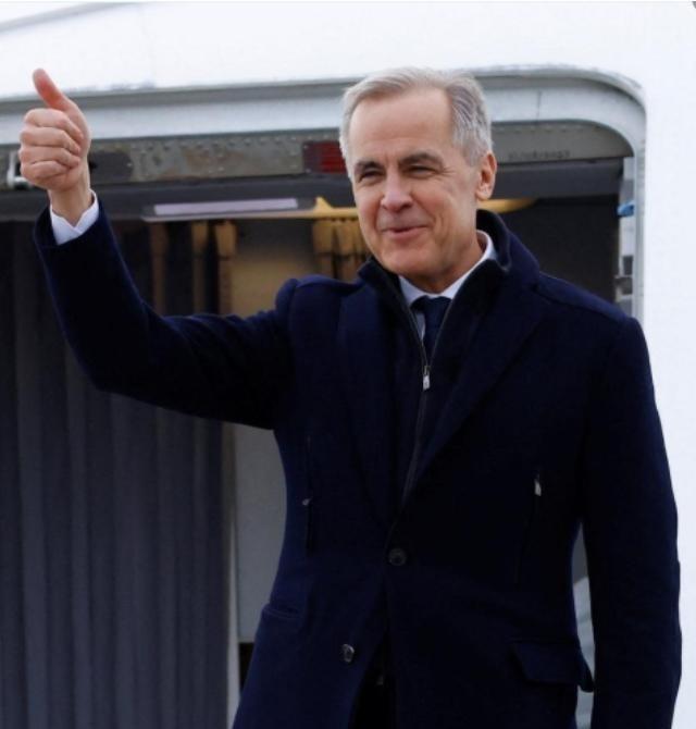 加拿大总理卡尼的专机还没到北京，特朗普就送了一个“神助攻”，直接断了加拿大的退路