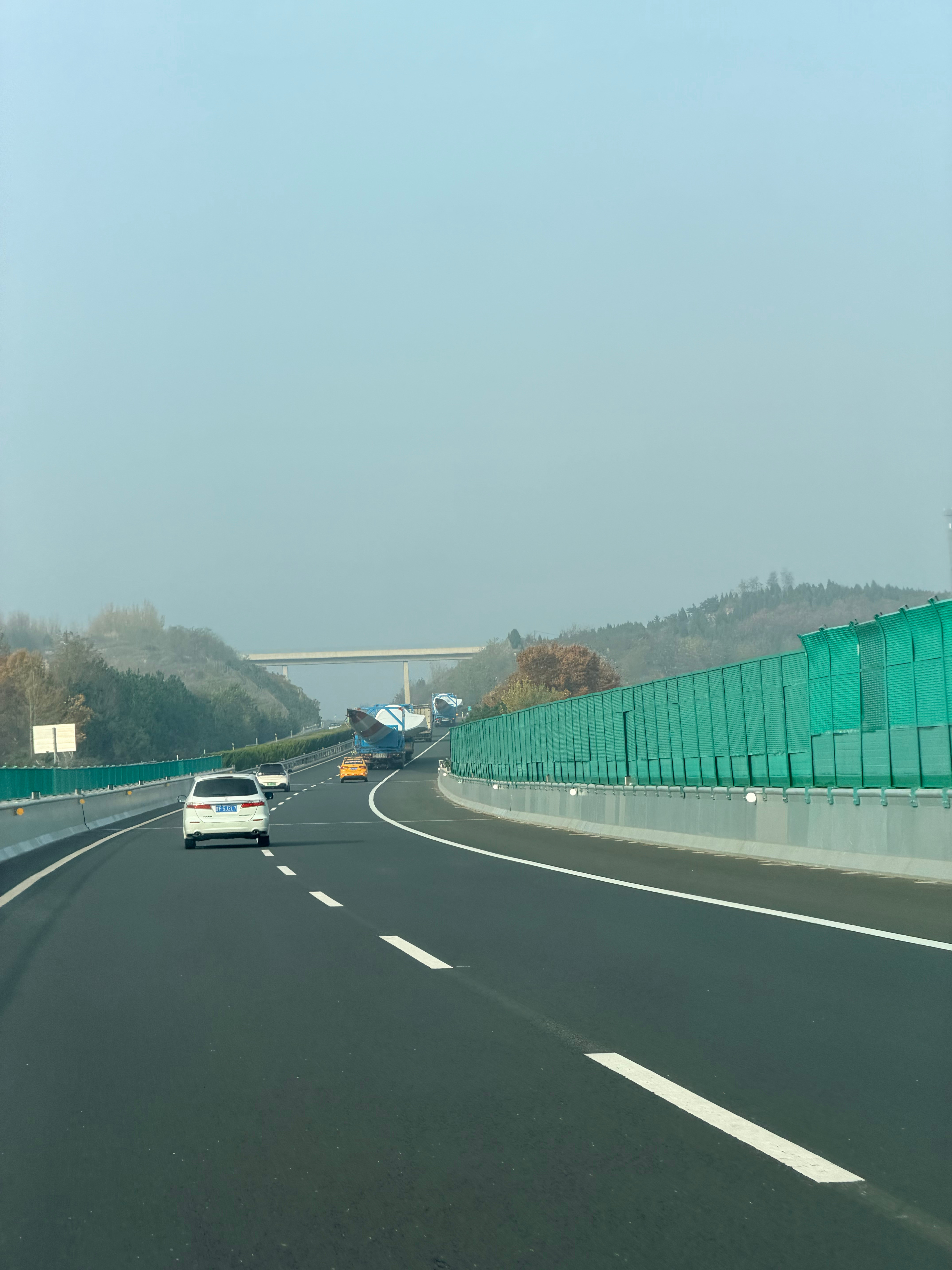 大电池混动香在哪里开混动车跑长途最怕啥？我猜90%的人会喊“续航焦虑”。但现