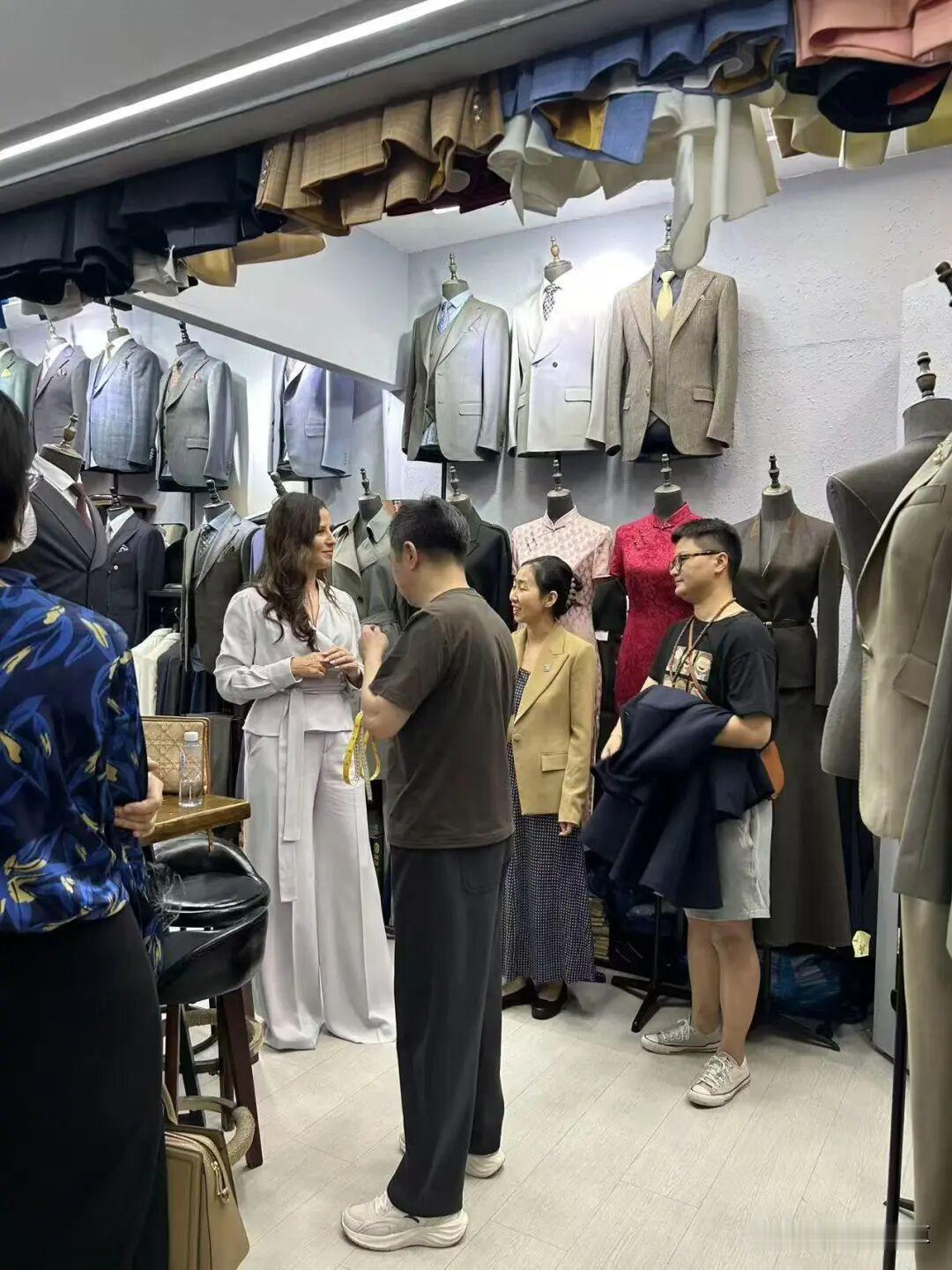 武契奇访华，其夫人最开心，一路买买买，特别钟情中国服饰！2026年5月27日，陪