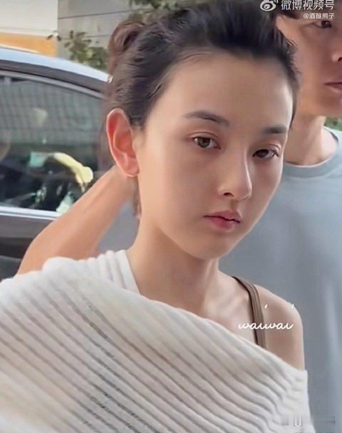 宋祖儿纯素颜，真的太能打了，一张幼态脸没得挑