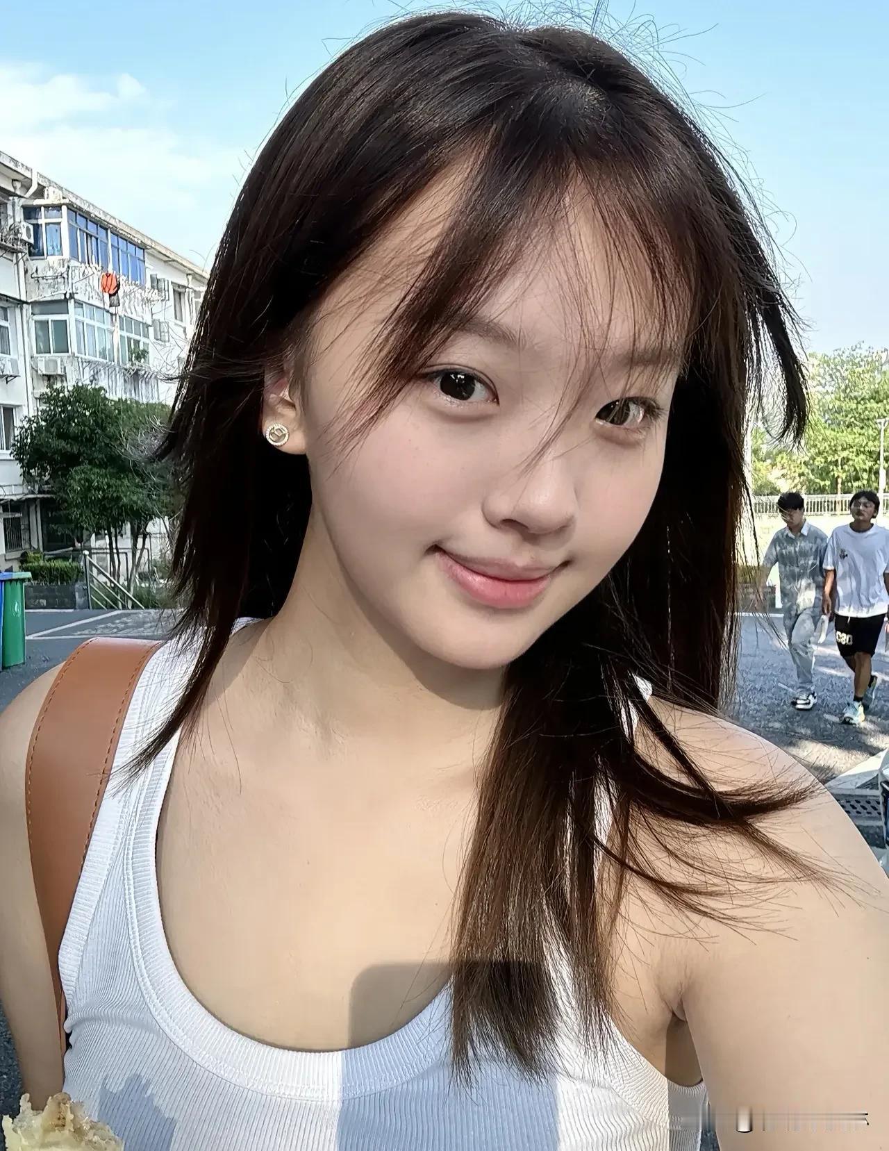 素颜，才是少女感的天花板！清晨的微光里，无需粉黛，自带柔光滤镜。