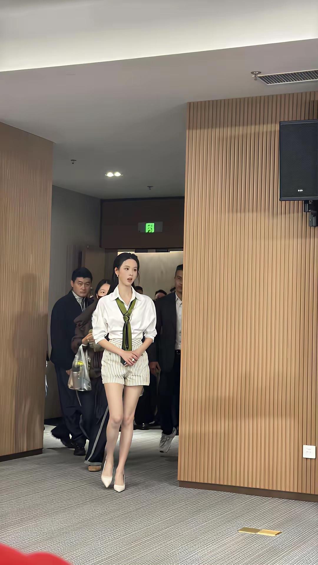 3月26日，陈都灵走向活动现场的一张照片，看着好nice啊。陈都灵身穿白色衬