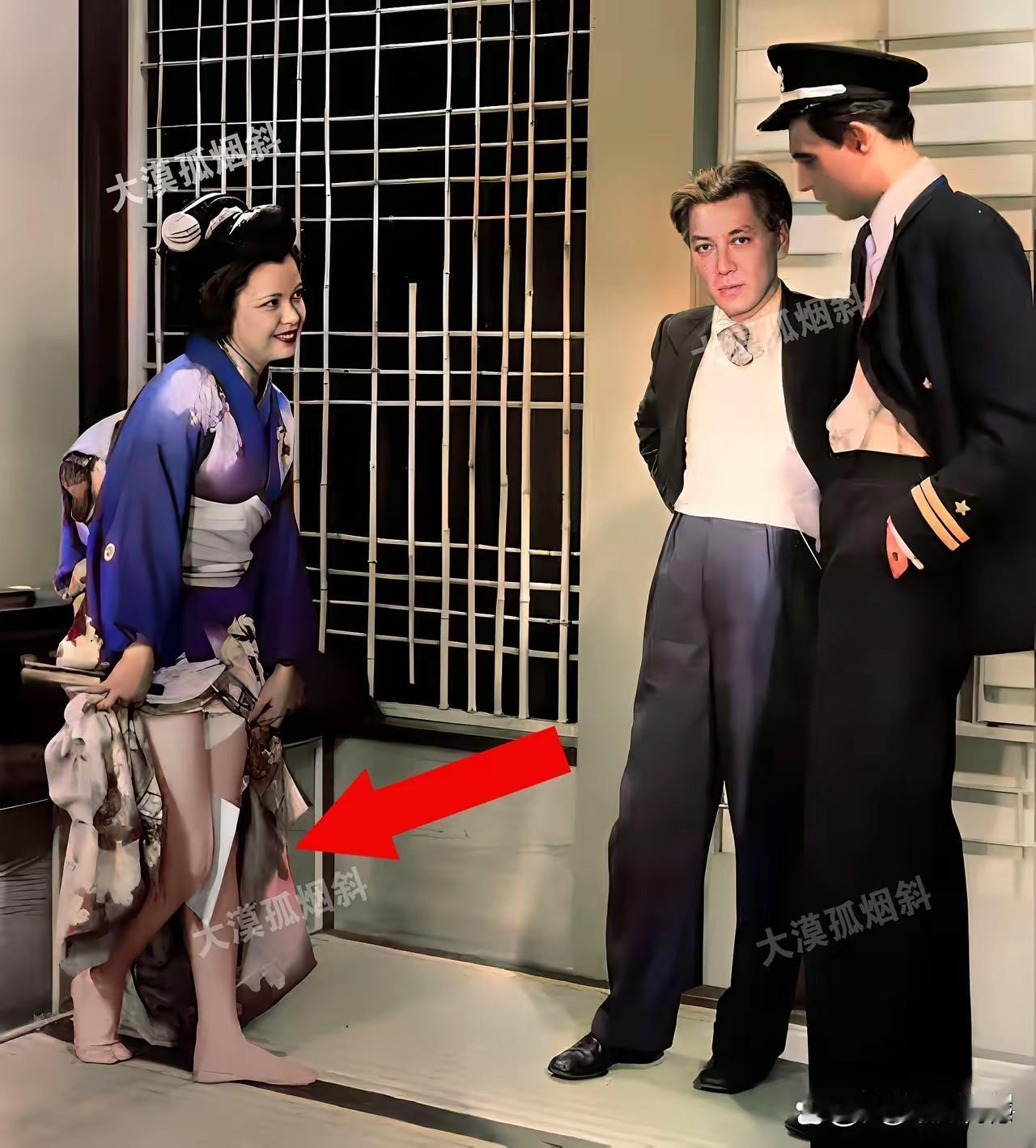 这个女子穿着一身和服，脸上的表情倒是很奇特，肢体语言也有些很奇特，不知道她表达的