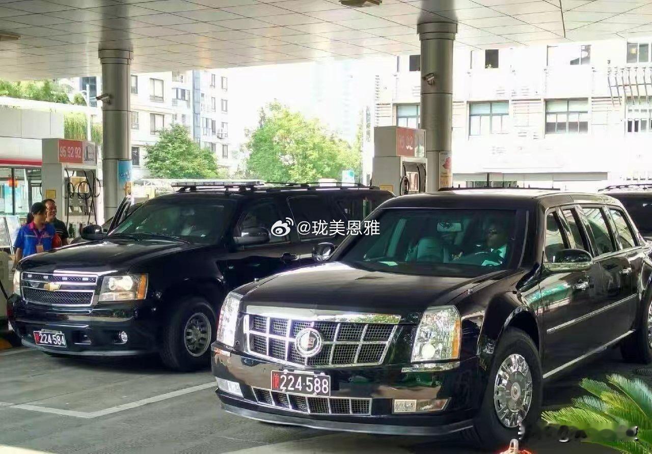 万万没想到，老美陆军一号面前，有一天终于站着戴红袖箍的人了