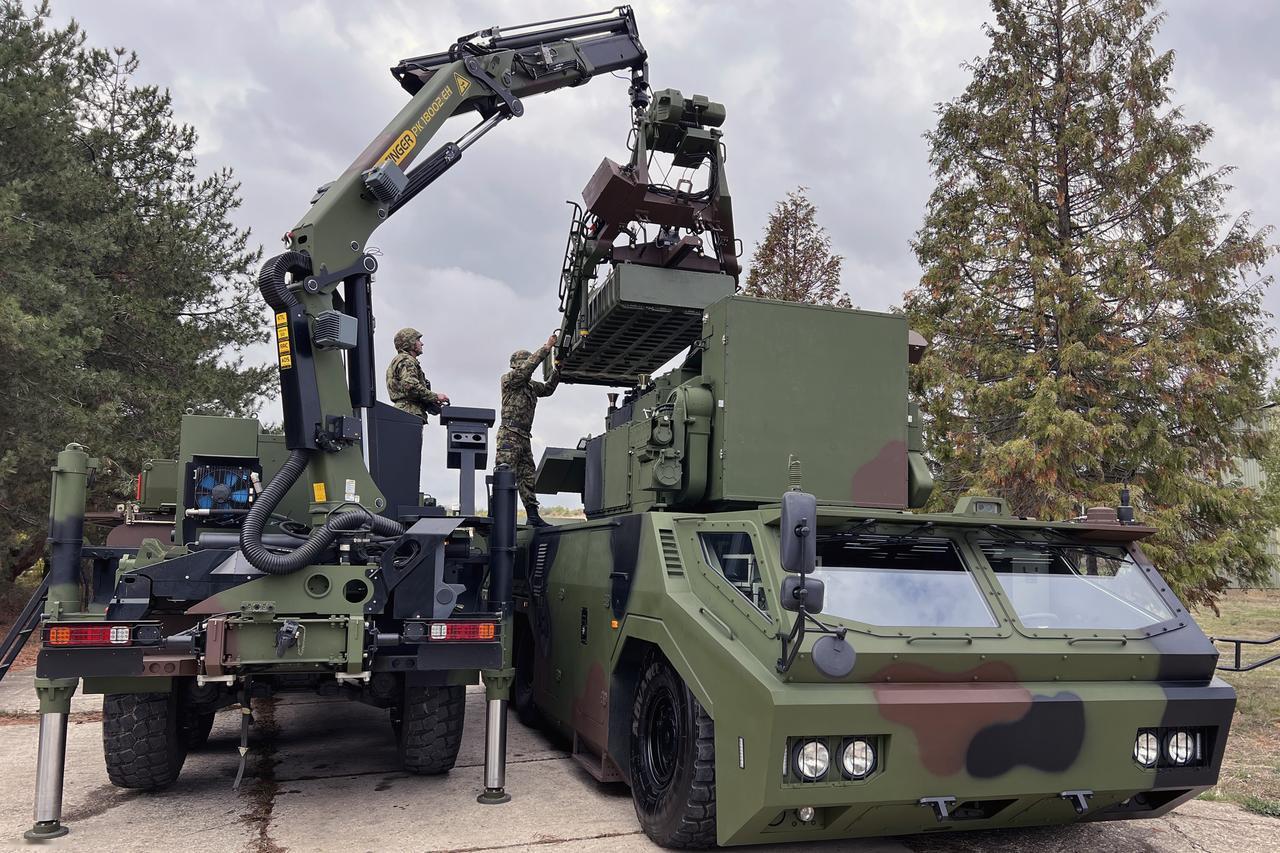 [呲牙笑]出口型的“红旗-17A”看上去很有型啊——塞尔维亚防空导弹部队正在使用