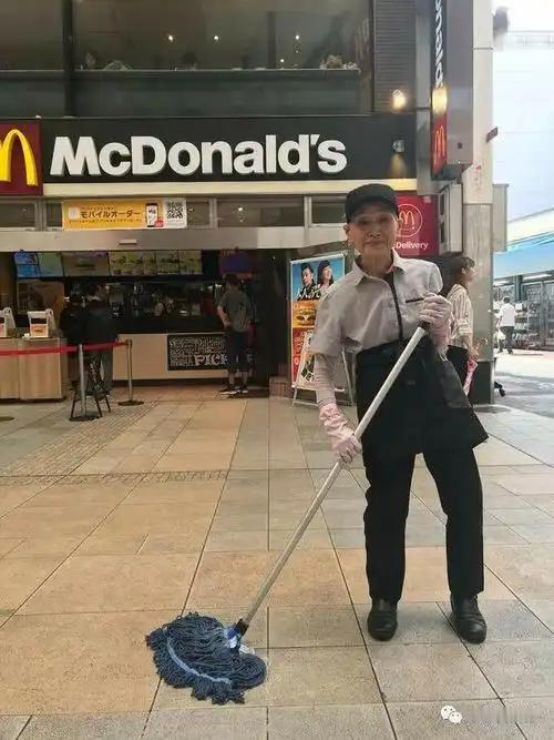 2025社保新规一落地，企业抢退休人员都抢疯了！麦当劳、环球影城这些大厂带头，街