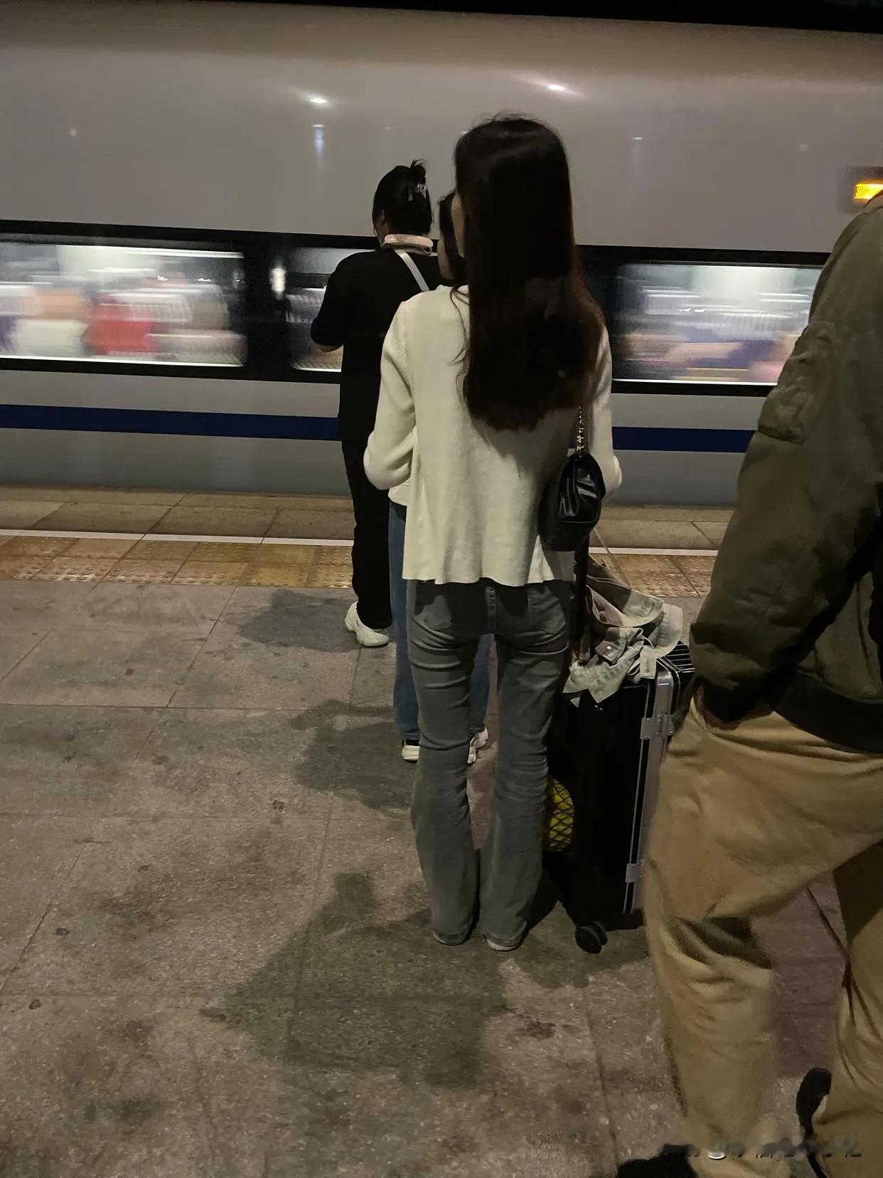 高铁站台遇见身材极好的女孩