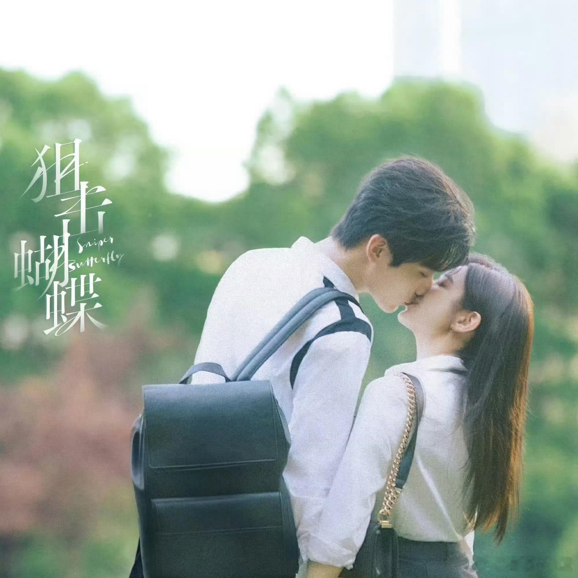 内娱终于懂姐姐的快乐了当周柯宇把下巴轻抵在陈妍希肩头时，那种年轻男孩带着青涩的进