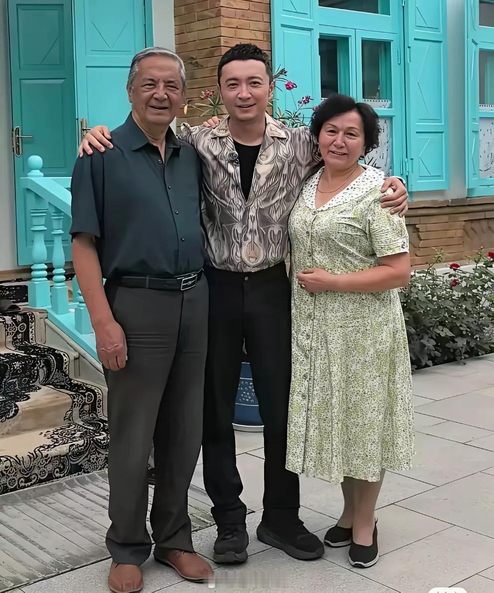 尼格买提竟然来自重组家庭。上世纪70年代，她妈妈带着一个儿子，他爸爸带着一儿一女