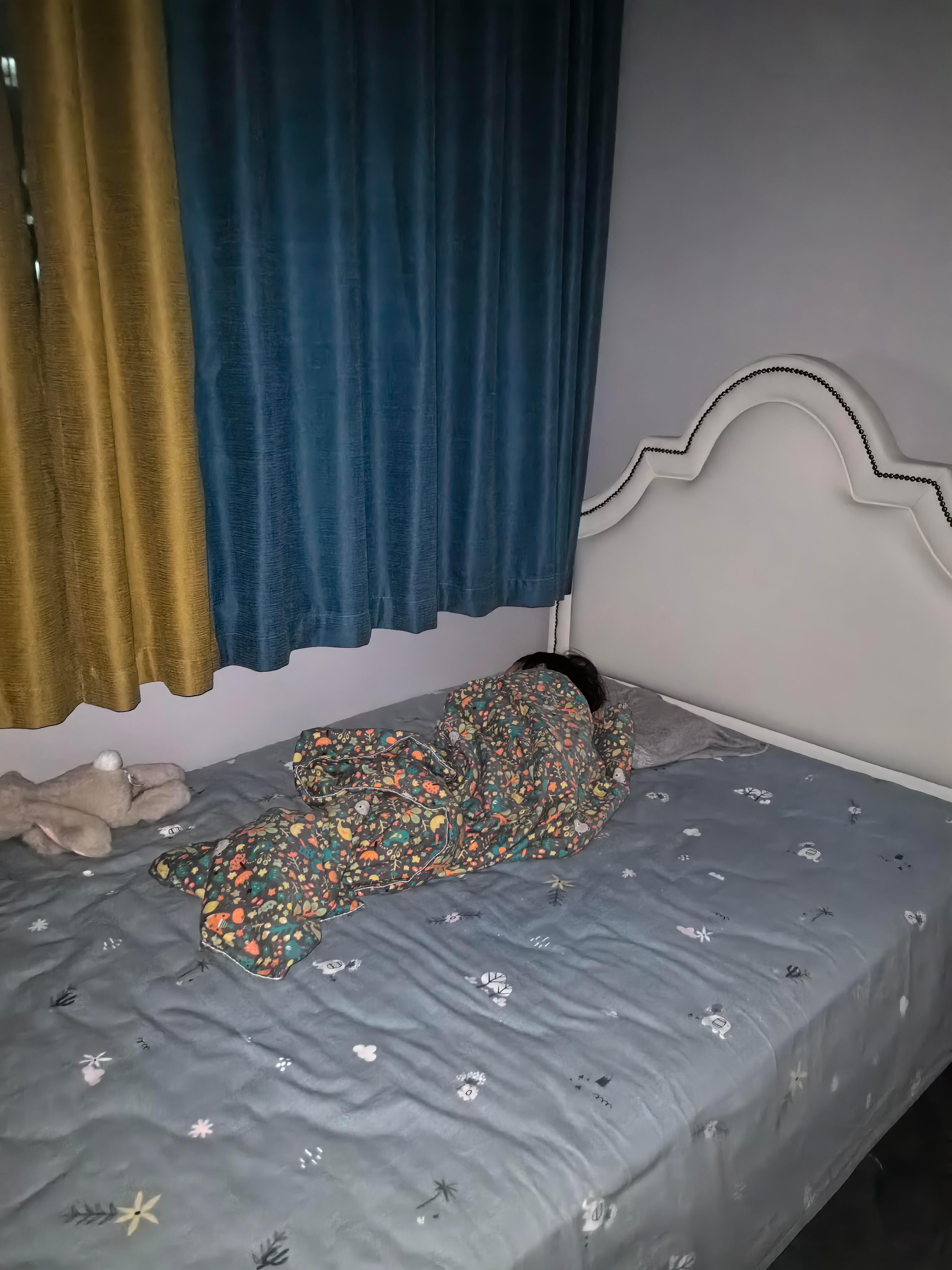 为啥一岁九个月的她非要自己睡。！！！