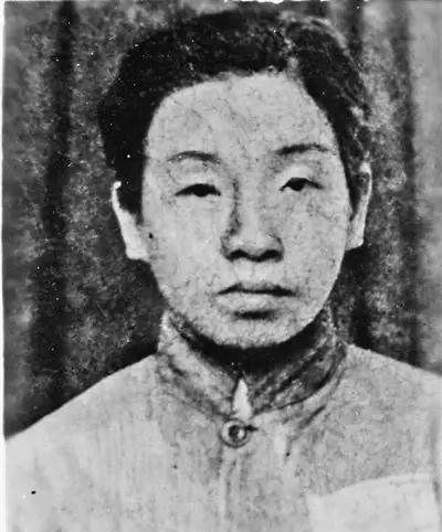 渣滓洞监狱中，特务给女共产党员邓惠中上老虎凳时，无意中碰了一下她的脚底板，邓惠中